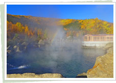 黄葉が美しい秋のチェナ温泉