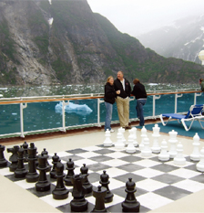 あたりに氷河が漂う中、デッキで大きななチェスを楽しむ人も
