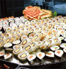 朝食に粥、夕食に巻き寿司など、やや個性的な（？）日本食が並ぶことも