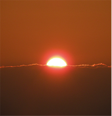 クルーズ船から眺める日の出や夕日はまた格別。朝焼けや夕焼けにほんのり染まるデッキを散歩するのもおすすめ